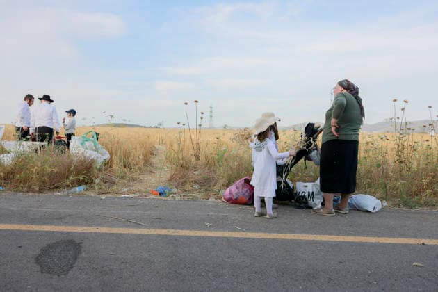 Haredi Men Harvest Wheat West Bank Haredi Jewish families stand beside a wheat field near Mevo Horon in the occupied West Bank on May 13, 2026, during the manual wheat harvest for the production of Matzah Shmura for the following year™s Passover holiday. Children wearing hats hold bundles of harvested wheat near the roadside. Mevo Horon West Bank Palestinian Territories Copyright: xSimonxBenix