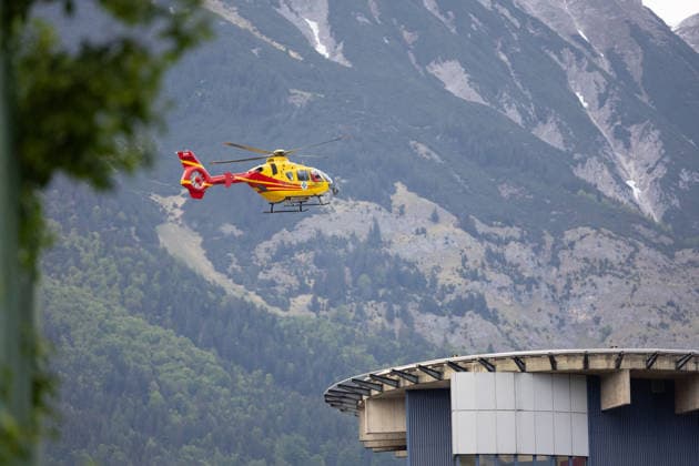 13 05 2026 Rescue helicopter Gallus 2 approaching the hospital in Innsbruck, Tyrol, Austria Helicopter lands on the roof of the Tyrol Clinics, emergency helicopter approaching the Innsbruck State Hospital, emergency doctor helicopter lands on the roof of the university hospital, university clinic, air rescue, air