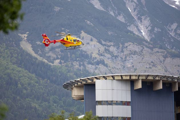 13 05 2026 Rescue helicopter Gallus 2 approaching the hospital in Innsbruck, Tyrol, Austria Helicopter lands on the roof of the Tyrol Clinics, emergency helicopter approaching the Innsbruck State Hospital, emergency doctor helicopter lands on the roof of the university hospital, university clinic, air rescue, air