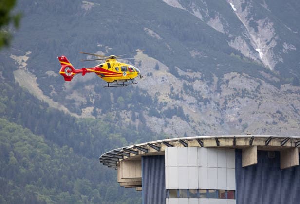 13 05 2026 Rescue helicopter Gallus 2 approaching the hospital in Innsbruck, Tyrol, Austria Helicopter lands on the roof of the Tyrol Clinics, emergency helicopter approaching the Innsbruck State Hospital, emergency doctor helicopter lands on the roof of the university hospital, university clinic, air rescue, air