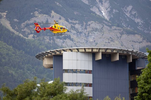 13 05 2026 Rescue helicopter Gallus 2 approaching the hospital in Innsbruck, Tyrol, Austria Helicopter lands on the roof of the Tyrol Clinics, emergency helicopter approaching the Innsbruck State Hospital, emergency doctor helicopter lands on the roof of the university hospital, university clinic, air rescue, air