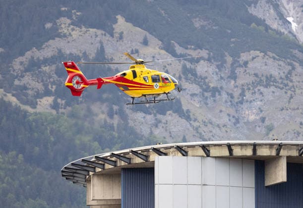 13 05 2026 Rescue helicopter Gallus 2 approaching the hospital in Innsbruck, Tyrol, Austria Helicopter lands on the roof of the Tyrol Clinics, emergency helicopter approaching the Innsbruck State Hospital, emergency doctor helicopter lands on the roof of the university hospital, university clinic, air rescue, air