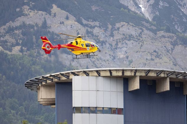 13 05 2026 Rescue helicopter Gallus 2 approaching the hospital in Innsbruck, Tyrol, Austria Helicopter lands on the roof of the Tyrol Clinics, emergency helicopter approaching the Innsbruck State Hospital, emergency doctor helicopter lands on the roof of the university hospital, university clinic, air rescue, air