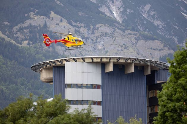13 05 2026 Rescue helicopter Gallus 2 approaching the hospital in Innsbruck, Tyrol, Austria Helicopter lands on the roof of the Tyrol Clinics, emergency helicopter approaching the Innsbruck State Hospital, emergency doctor helicopter lands on the roof of the university hospital, university clinic, air rescue, air