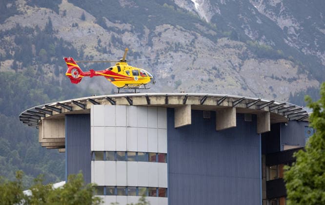 13 05 2026 Rescue helicopter Gallus 2 approaching the hospital in Innsbruck, Tyrol, Austria Helicopter lands on the roof of the Tyrol Clinics, emergency helicopter approaching the Innsbruck State Hospital, emergency doctor helicopter lands on the roof of the university hospital, university clinic, air rescue, air