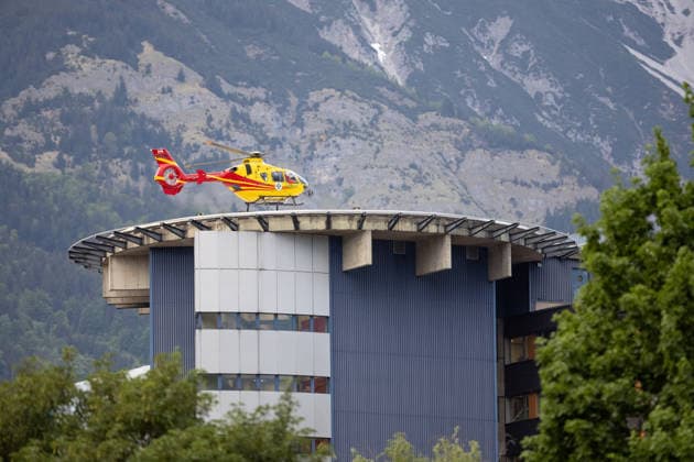 13 05 2026 Rescue helicopter Gallus 2 approaching the hospital in Innsbruck, Tyrol, Austria Helicopter lands on the roof of the Tyrol Clinics, emergency helicopter approaching the Innsbruck State Hospital, emergency doctor helicopter lands on the roof of the university hospital, university clinic, air rescue, air