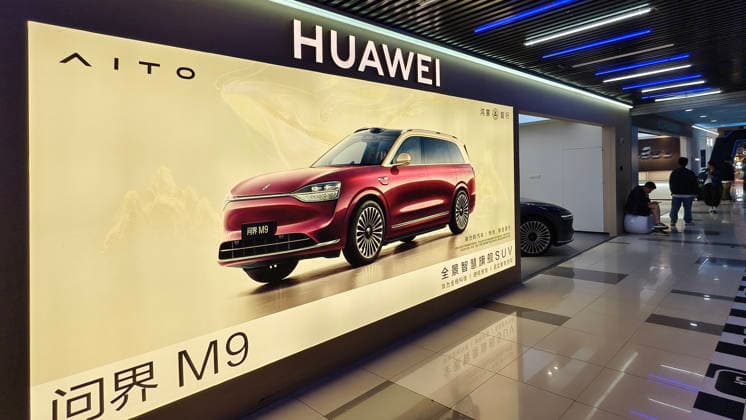 Huawei Intelligent Mobility Experience Store SHANGHAI, CHINA - MAY 13, 2026 - The advertisement for SERES AITO M9 New Energy Vehicle displayed in the Huawei Intelligent Mobility Experience Store in Shanghai, China on May 13, 2026. Shanghai Shanghai China  Copyright: xCFOTOx i1778720371349
