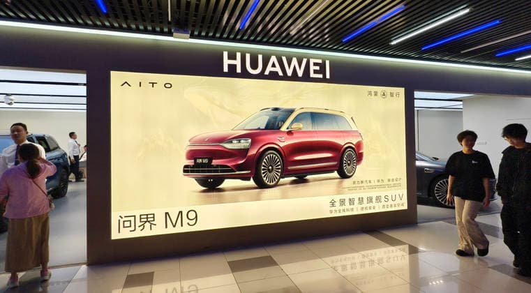 Huawei Intelligent Mobility Experience Store SHANGHAI, CHINA - MAY 13, 2026 - The advertisement for SERES AITO M9 New Energy Vehicle displayed in the Huawei Intelligent Mobility Experience Store in Shanghai, China on May 13, 2026. Shanghai Shanghai China  Copyright: xCFOTOx i1778720371499