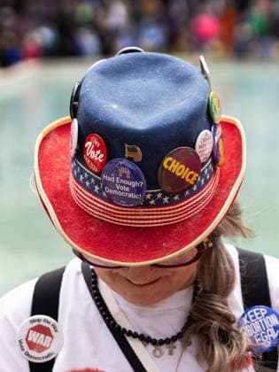 May 13, 2026, Houston, Texas, USA: During a No Kings protest at Houston City Hall in Houston, a woman wears a red and blue hat decorated with several pins. Houston USA  - ZUMA 20260513_mda_g287_020 Copyright: xMatthewxGuzmanx