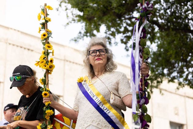 May 13, 2026, Houston, Texas, USA: During a No Kings protest at Houston City Hall in Houston, a woman wears a sash reading women win the vote while holding a yellow and a purple staff. Houston USA  - ZUMA 20260513_mda_g287_022 Copyright: xMatthewxGuzmanx