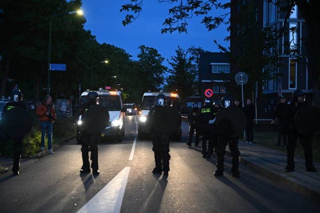 Violent Protest at Asylum Shelter in Loosdrecht LOOSDRECHT, NETHERLANDS - MAY 13: Police officers and emergency services respond after a protest outside a temporary asylum shelter turned violent, leading to several arrests after demonstrators reportedly set fires and launched projectiles near the facility in Loosdrecht, Netherlands, on May 13, 2026. Mouneb Taim Anadolu Loosdrecht Netherlands. Editorial use only. Please get in touch for any other usage.  Copyright: x2026xAnadoluxMounebxTaimx