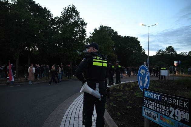 Violent Protest at Asylum Shelter in Loosdrecht LOOSDRECHT, NETHERLANDS - MAY 13: Police officers and emergency services respond after a protest outside a temporary asylum shelter turned violent, leading to several arrests after demonstrators reportedly set fires and launched projectiles near the facility in Loosdrecht, Netherlands, on May 13, 2026. Mouneb Taim Anadolu Loosdrecht Netherlands. Editorial use only. Please get in touch for any other usage.  Copyright: x2026xAnadoluxMounebxTaimx