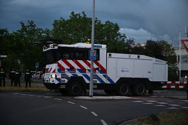 Violent Protest at Asylum Shelter in Loosdrecht LOOSDRECHT, NETHERLANDS - MAY 13: Police officers and emergency services respond after a protest outside a temporary asylum shelter turned violent, leading to several arrests after demonstrators reportedly set fires and launched projectiles near the facility in Loosdrecht, Netherlands, on May 13, 2026. Mouneb Taim Anadolu Loosdrecht Netherlands. Editorial use only. Please get in touch for any other usage.  Copyright: x2026xAnadoluxMounebxTaimx