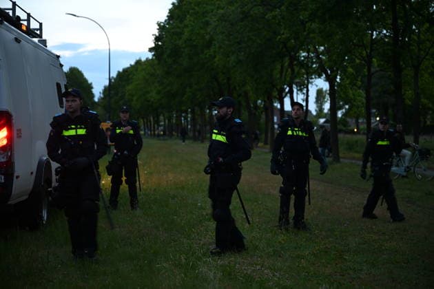 Violent Protest at Asylum Shelter in Loosdrecht LOOSDRECHT, NETHERLANDS - MAY 13: Police officers and emergency services respond after a protest outside a temporary asylum shelter turned violent, leading to several arrests after demonstrators reportedly set fires and launched projectiles near the facility in Loosdrecht, Netherlands, on May 13, 2026. Mouneb Taim Anadolu Loosdrecht Netherlands. Editorial use only. Please get in touch for any other usage.  Copyright: x2026xAnadoluxMounebxTaimx