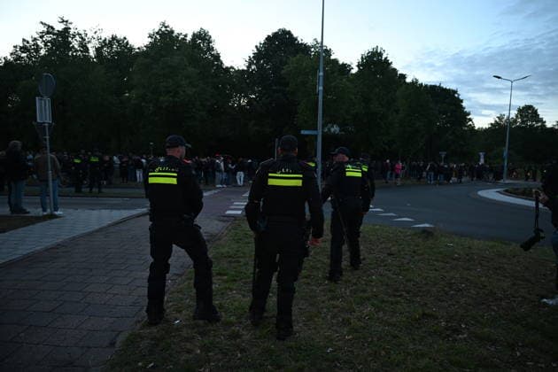 Violent Protest at Asylum Shelter in Loosdrecht LOOSDRECHT, NETHERLANDS - MAY 13: Police officers and emergency services respond after a protest outside a temporary asylum shelter turned violent, leading to several arrests after demonstrators reportedly set fires and launched projectiles near the facility in Loosdrecht, Netherlands, on May 13, 2026. Mouneb Taim Anadolu Loosdrecht Netherlands. Editorial use only. Please get in touch for any other usage.  Copyright: x2026xAnadoluxMounebxTaimx