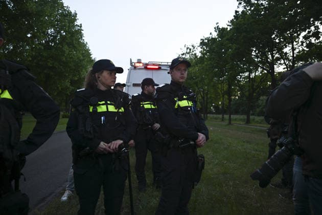 Violent Protest at Asylum Shelter in Loosdrecht LOOSDRECHT, NETHERLANDS - MAY 13: Police officers and emergency services respond after a protest outside a temporary asylum shelter turned violent, leading to several arrests after demonstrators reportedly set fires and launched projectiles near the facility in Loosdrecht, Netherlands, on May 13, 2026. Mouneb Taim Anadolu Loosdrecht Netherlands. Editorial use only. Please get in touch for any other usage.  Copyright: x2026xAnadoluxMounebxTaimx