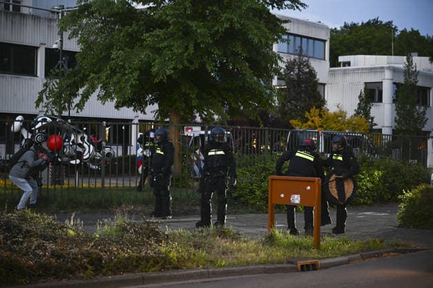 Violent Protest at Asylum Shelter in Loosdrecht LOOSDRECHT, NETHERLANDS - MAY 13: Police officers and emergency services respond after a protest outside a temporary asylum shelter turned violent, leading to several arrests after demonstrators reportedly set fires and launched projectiles near the facility in Loosdrecht, Netherlands, on May 13, 2026. Mouneb Taim Anadolu Loosdrecht Netherlands. Editorial use only. Please get in touch for any other usage.  Copyright: x2026xAnadoluxMounebxTaimx