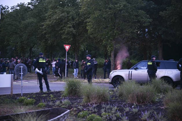 Violent Protest at Asylum Shelter in Loosdrecht LOOSDRECHT, NETHERLANDS - MAY 13: Police officers and emergency services respond after a protest outside a temporary asylum shelter turned violent, leading to several arrests after demonstrators reportedly set fires and launched projectiles near the facility in Loosdrecht, Netherlands, on May 13, 2026. Mouneb Taim Anadolu Loosdrecht Netherlands. Editorial use only. Please get in touch for any other usage.  Copyright: x2026xAnadoluxMounebxTaimx