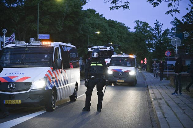 Violent Protest at Asylum Shelter in Loosdrecht LOOSDRECHT, NETHERLANDS - MAY 13: Police officers and emergency services respond after a protest outside a temporary asylum shelter turned violent, leading to several arrests after demonstrators reportedly set fires and launched projectiles near the facility in Loosdrecht, Netherlands, on May 13, 2026. Mouneb Taim Anadolu Loosdrecht Netherlands. Editorial use only. Please get in touch for any other usage.  Copyright: x2026xAnadoluxMounebxTaimx