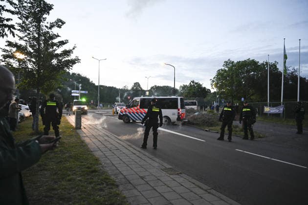 Violent Protest at Asylum Shelter in Loosdrecht LOOSDRECHT, NETHERLANDS - MAY 13: Police officers and emergency services respond after a protest outside a temporary asylum shelter turned violent, leading to several arrests after demonstrators reportedly set fires and launched projectiles near the facility in Loosdrecht, Netherlands, on May 13, 2026. Mouneb Taim Anadolu Loosdrecht Netherlands. Editorial use only. Please get in touch for any other usage.  Copyright: x2026xAnadoluxMounebxTaimx