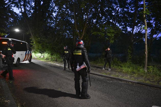 Violent Protest at Asylum Shelter in Loosdrecht LOOSDRECHT, NETHERLANDS - MAY 13: Police officers and emergency services respond after a protest outside a temporary asylum shelter turned violent, leading to several arrests after demonstrators reportedly set fires and launched projectiles near the facility in Loosdrecht, Netherlands, on May 13, 2026. Mouneb Taim Anadolu Loosdrecht Netherlands. Editorial use only. Please get in touch for any other usage.  Copyright: x2026xAnadoluxMounebxTaimx