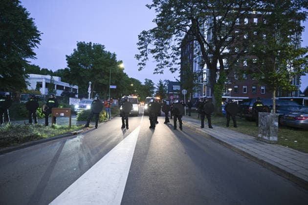 Violent Protest at Asylum Shelter in Loosdrecht LOOSDRECHT, NETHERLANDS - MAY 13: Police officers and emergency services respond after a protest outside a temporary asylum shelter turned violent, leading to several arrests after demonstrators reportedly set fires and launched projectiles near the facility in Loosdrecht, Netherlands, on May 13, 2026. Mouneb Taim Anadolu Loosdrecht Netherlands. Editorial use only. Please get in touch for any other usage.  Copyright: x2026xAnadoluxMounebxTaimx