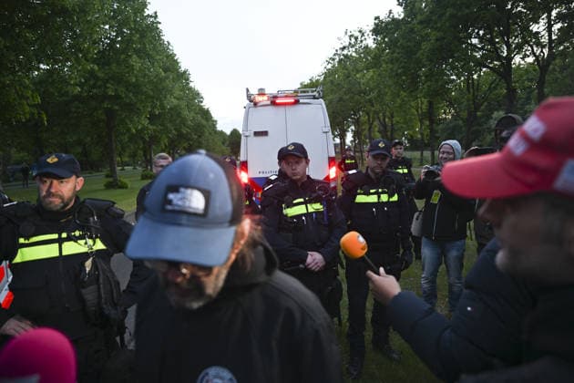 Violent Protest at Asylum Shelter in Loosdrecht LOOSDRECHT, NETHERLANDS - MAY 13: Police officers and emergency services respond after a protest outside a temporary asylum shelter turned violent, leading to several arrests after demonstrators reportedly set fires and launched projectiles near the facility in Loosdrecht, Netherlands, on May 13, 2026. Mouneb Taim Anadolu Loosdrecht Netherlands. Editorial use only. Please get in touch for any other usage.  Copyright: x2026xAnadoluxMounebxTaimx
