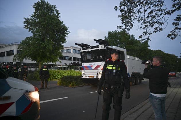 Violent Protest at Asylum Shelter in Loosdrecht LOOSDRECHT, NETHERLANDS - MAY 13: Police officers and emergency services respond after a protest outside a temporary asylum shelter turned violent, leading to several arrests after demonstrators reportedly set fires and launched projectiles near the facility in Loosdrecht, Netherlands, on May 13, 2026. Mouneb Taim Anadolu Loosdrecht Netherlands. Editorial use only. Please get in touch for any other usage.  Copyright: x2026xAnadoluxMounebxTaimx