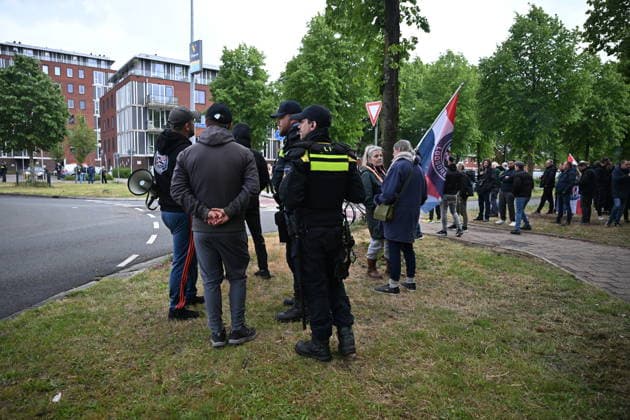 Violent Protest at Asylum Shelter in Loosdrecht LOOSDRECHT, NETHERLANDS - MAY 13: Police officers and emergency services respond after a protest outside a temporary asylum shelter turned violent, leading to several arrests after demonstrators reportedly set fires and launched projectiles near the facility in Loosdrecht, Netherlands, on May 13, 2026. Mouneb Taim Anadolu Loosdrecht Netherlands. Editorial use only. Please get in touch for any other usage.  Copyright: x2026xAnadoluxMounebxTaimx
