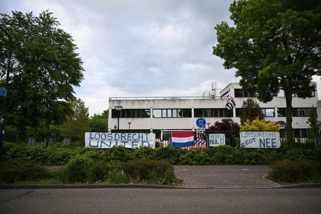Violent Protest at Asylum Shelter in Loosdrecht LOOSDRECHT, NETHERLANDS - MAY 13: A view of the asylum shelter with banners and a Netherlands flag hung on the barriers as police officers and emergency services respond after a protest outside a temporary asylum shelter turned violent, leading to several arrests after demonstrators reportedly set fires and launched projectiles near the facility in Loosdrecht, Netherlands, on May 13, 2026. Mouneb Taim Anadolu Loosdrecht Netherlands. Editorial use only. Please get in touch for any other usage.  Copyright: x2026xAnadoluxMounebxTaimx