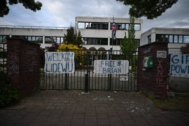 Violent Protest at Asylum Shelter in Loosdrecht LOOSDRECHT, NETHERLANDS - MAY 13: A view of the asylum shelter with banners hung on the barriers as police officers and emergency services respond after a protest outside a temporary asylum shelter turned violent, leading to several arrests after demonstrators reportedly set fires and launched projectiles near the facility in Loosdrecht, Netherlands, on May 13, 2026. Mouneb Taim Anadolu Loosdrecht Netherlands. Editorial use only. Please get in touch for any other usage.  Copyright: x2026xAnadoluxMounebxTaimx