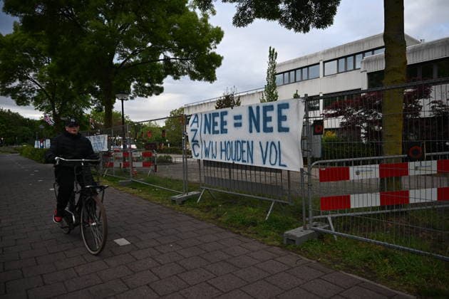 Violent Protest at Asylum Shelter in Loosdrecht LOOSDRECHT, NETHERLANDS - MAY 13: A view of the asylum shelter with a banner hung on the barriers as police officers and emergency services respond after a protest outside a temporary asylum shelter turned violent, leading to several arrests after demonstrators reportedly set fires and launched projectiles near the facility in Loosdrecht, Netherlands, on May 13, 2026. Mouneb Taim Anadolu Loosdrecht Netherlands. Editorial use only. Please get in touch for any other usage.  Copyright: x2026xAnadoluxMounebxTaimx