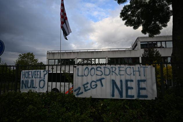 Violent Protest at Asylum Shelter in Loosdrecht LOOSDRECHT, NETHERLANDS - MAY 13: A view of the asylum shelter with banners hung on the barriers as police officers and emergency services respond after a protest outside a temporary asylum shelter turned violent, leading to several arrests after demonstrators reportedly set fires and launched projectiles near the facility in Loosdrecht, Netherlands, on May 13, 2026. Mouneb Taim Anadolu Loosdrecht Netherlands. Editorial use only. Please get in touch for any other usage.  Copyright: x2026xAnadoluxMounebxTaimx