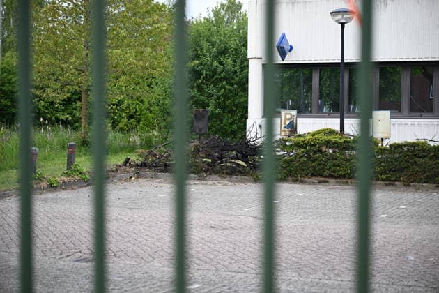 Violent Protest at Asylum Shelter in Loosdrecht LOOSDRECHT, NETHERLANDS - MAY 13: A view of the asylum shelter as police officers and emergency services respond after a protest outside a temporary asylum shelter turned violent, leading to several arrests after demonstrators reportedly set fires and launched projectiles near the facility in Loosdrecht, Netherlands, on May 13, 2026. Mouneb Taim Anadolu Loosdrecht Netherlands. Editorial use only. Please get in touch for any other usage.  Copyright: x2026xAnadoluxMounebxTaimx