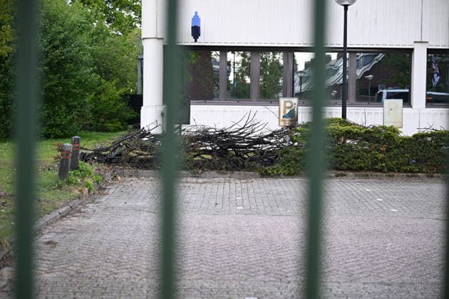 Violent Protest at Asylum Shelter in Loosdrecht LOOSDRECHT, NETHERLANDS - MAY 13: A view of the asylum shelter as police officers and emergency services respond after a protest outside a temporary asylum shelter turned violent, leading to several arrests after demonstrators reportedly set fires and launched projectiles near the facility in Loosdrecht, Netherlands, on May 13, 2026. Mouneb Taim Anadolu Loosdrecht Netherlands. Editorial use only. Please get in touch for any other usage.  Copyright: x2026xAnadoluxMounebxTaimx