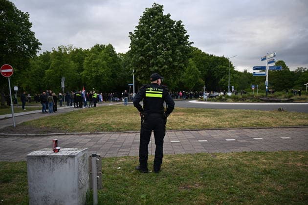 Violent Protest at Asylum Shelter in Loosdrecht LOOSDRECHT, NETHERLANDS - MAY 13: Police officers and emergency services respond after a protest outside a temporary asylum shelter turned violent, leading to several arrests after demonstrators reportedly set fires and launched projectiles near the facility in Loosdrecht, Netherlands, on May 13, 2026. Mouneb Taim Anadolu Loosdrecht Netherlands. Editorial use only. Please get in touch for any other usage.  Copyright: x2026xAnadoluxMounebxTaimx