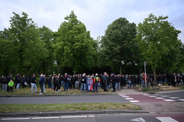 Violent Protest at Asylum Shelter in Loosdrecht LOOSDRECHT, NETHERLANDS - MAY 13: Police officers and emergency services respond after a protest outside a temporary asylum shelter turned violent, leading to several arrests after demonstrators reportedly set fires and launched projectiles near the facility in Loosdrecht, Netherlands, on May 13, 2026. Mouneb Taim Anadolu Loosdrecht Netherlands. Editorial use only. Please get in touch for any other usage.  Copyright: x2026xAnadoluxMounebxTaimx