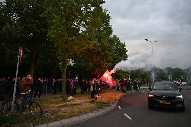 Violent Protest at Asylum Shelter in Loosdrecht LOOSDRECHT, NETHERLANDS - MAY 13: Police officers and emergency services respond after a protest outside a temporary asylum shelter turned violent, leading to several arrests after demonstrators reportedly set fires and launched projectiles near the facility in Loosdrecht, Netherlands, on May 13, 2026. Mouneb Taim Anadolu Loosdrecht Netherlands. Editorial use only. Please get in touch for any other usage.  Copyright: x2026xAnadoluxMounebxTaimx