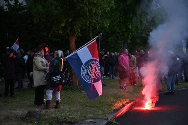 Violent Protest at Asylum Shelter in Loosdrecht LOOSDRECHT, NETHERLANDS - MAY 13: Police officers and emergency services respond after a protest outside a temporary asylum shelter turned violent, leading to several arrests after demonstrators reportedly set fires and launched projectiles near the facility in Loosdrecht, Netherlands, on May 13, 2026. Mouneb Taim Anadolu Loosdrecht Netherlands. Editorial use only. Please get in touch for any other usage.  Copyright: x2026xAnadoluxMounebxTaimx