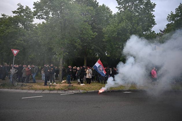 Violent Protest at Asylum Shelter in Loosdrecht LOOSDRECHT, NETHERLANDS - MAY 13: Police officers and emergency services respond after a protest outside a temporary asylum shelter turned violent, leading to several arrests after demonstrators reportedly set fires and launched projectiles near the facility in Loosdrecht, Netherlands, on May 13, 2026. Mouneb Taim Anadolu Loosdrecht Netherlands. Editorial use only. Please get in touch for any other usage.  Copyright: x2026xAnadoluxMounebxTaimx