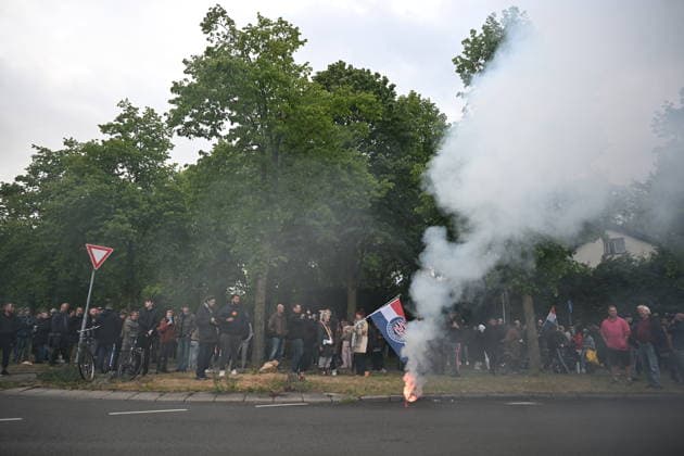 Violent Protest at Asylum Shelter in Loosdrecht LOOSDRECHT, NETHERLANDS - MAY 13: Police officers and emergency services respond after a protest outside a temporary asylum shelter turned violent, leading to several arrests after demonstrators reportedly set fires and launched projectiles near the facility in Loosdrecht, Netherlands, on May 13, 2026. Mouneb Taim Anadolu Loosdrecht Netherlands. Editorial use only. Please get in touch for any other usage.  Copyright: x2026xAnadoluxMounebxTaimx