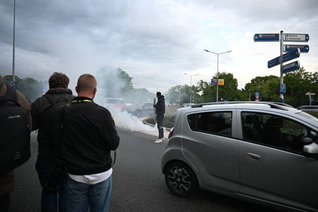 Violent Protest at Asylum Shelter in Loosdrecht LOOSDRECHT, NETHERLANDS - MAY 13: Police officers and emergency services respond after a protest outside a temporary asylum shelter turned violent, leading to several arrests after demonstrators reportedly set fires and launched projectiles near the facility in Loosdrecht, Netherlands, on May 13, 2026. Mouneb Taim Anadolu Loosdrecht Netherlands. Editorial use only. Please get in touch for any other usage.  Copyright: x2026xAnadoluxMounebxTaimx
