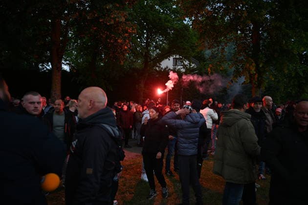 Violent Protest at Asylum Shelter in Loosdrecht LOOSDRECHT, NETHERLANDS - MAY 13: Police officers and emergency services respond after a protest outside a temporary asylum shelter turned violent, leading to several arrests after demonstrators reportedly set fires and launched projectiles near the facility in Loosdrecht, Netherlands, on May 13, 2026. Mouneb Taim Anadolu Loosdrecht Netherlands. Editorial use only. Please get in touch for any other usage.  Copyright: x2026xAnadoluxMounebxTaimx
