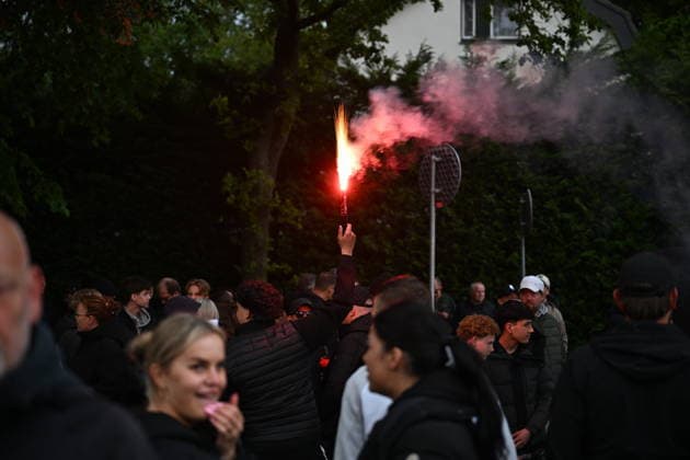 Violent Protest at Asylum Shelter in Loosdrecht LOOSDRECHT, NETHERLANDS - MAY 13: Police officers and emergency services respond after a protest outside a temporary asylum shelter turned violent, leading to several arrests after demonstrators reportedly set fires and launched projectiles near the facility in Loosdrecht, Netherlands, on May 13, 2026. Mouneb Taim Anadolu Loosdrecht Netherlands. Editorial use only. Please get in touch for any other usage.  Copyright: x2026xAnadoluxMounebxTaimx
