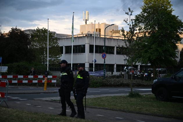 Violent Protest at Asylum Shelter in Loosdrecht LOOSDRECHT, NETHERLANDS - MAY 13: Police officers and emergency services respond after a protest outside a temporary asylum shelter turned violent, leading to several arrests after demonstrators reportedly set fires and launched projectiles near the facility in Loosdrecht, Netherlands, on May 13, 2026. Mouneb Taim Anadolu Loosdrecht Netherlands. Editorial use only. Please get in touch for any other usage.  Copyright: x2026xAnadoluxMounebxTaimx