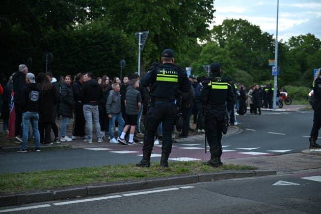 Violent Protest at Asylum Shelter in Loosdrecht LOOSDRECHT, NETHERLANDS - MAY 13: Police officers and emergency services respond after a protest outside a temporary asylum shelter turned violent, leading to several arrests after demonstrators reportedly set fires and launched projectiles near the facility in Loosdrecht, Netherlands, on May 13, 2026. Mouneb Taim Anadolu Loosdrecht Netherlands. Editorial use only. Please get in touch for any other usage.  Copyright: x2026xAnadoluxMounebxTaimx