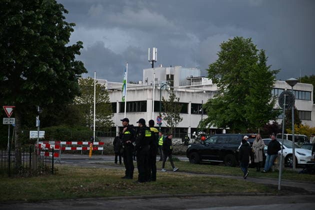 Violent Protest at Asylum Shelter in Loosdrecht LOOSDRECHT, NETHERLANDS - MAY 13: Police officers and emergency services respond after a protest outside a temporary asylum shelter turned violent, leading to several arrests after demonstrators reportedly set fires and launched projectiles near the facility in Loosdrecht, Netherlands, on May 13, 2026. Mouneb Taim Anadolu Loosdrecht Netherlands. Editorial use only. Please get in touch for any other usage.  Copyright: x2026xAnadoluxMounebxTaimx