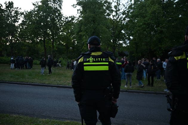 Violent Protest at Asylum Shelter in Loosdrecht LOOSDRECHT, NETHERLANDS - MAY 13: Police officers and emergency services respond after a protest outside a temporary asylum shelter turned violent, leading to several arrests after demonstrators reportedly set fires and launched projectiles near the facility in Loosdrecht, Netherlands, on May 13, 2026. Mouneb Taim Anadolu Loosdrecht Netherlands. Editorial use only. Please get in touch for any other usage.  Copyright: x2026xAnadoluxMounebxTaimx