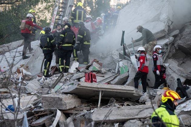 1 killed and 32 wounded in a Russian attack on Kyiv KYIV, UKRAINE - MAY 14: Emergency services work at the site of a Russian missile attack in Kyiv, Ukraine on May 14, 2026. Danylo Antoniuk Anadolu Kyiv Ukraine. Editorial use only. Please get in touch for any other usage.  Copyright: x2026xAnadoluxDanyloxAntoniukx