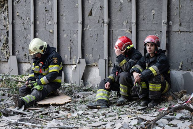 1 killed and 32 wounded in a Russian attack on Kyiv KYIV, UKRAINE - MAY 14: Rescuers rest after working at the site of a Russian missile attack in Kyiv, Ukraine on May 14, 2026. Danylo Antoniuk Anadolu Kyiv Ukraine. Editorial use only. Please get in touch for any other usage.  Copyright: x2026xAnadoluxDanyloxAntoniukx
